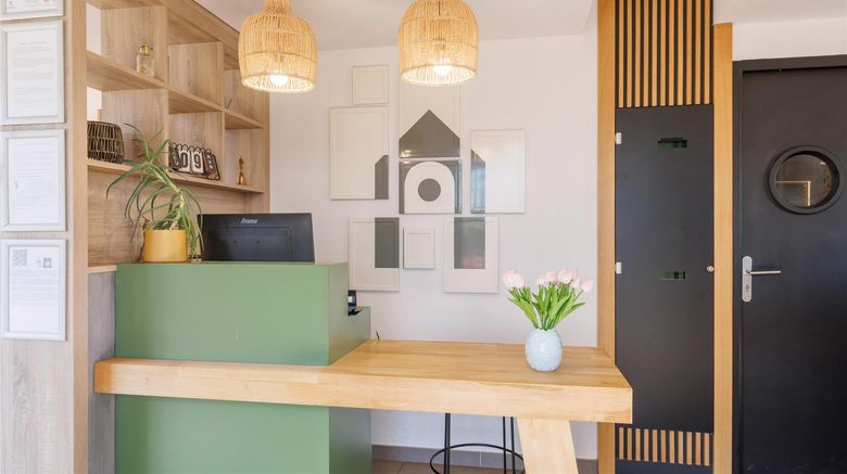 <b>Campanile Clermont-Ferrand-Le Brezet Lobby</b>. Images powered by <a href="https://iceportal.shijigroup.com/" title="IcePortal" target="_blank">IcePortal</a>.