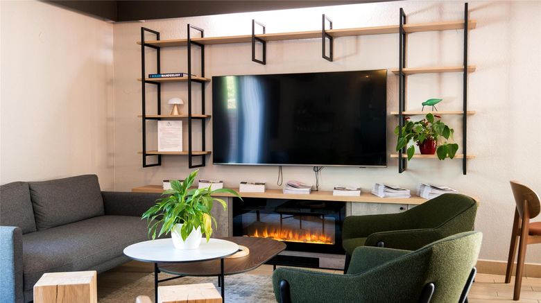 <b>Campanile Compiegne Lobby</b>. Images powered by <a href="https://iceportal.shijigroup.com/" title="IcePortal" target="_blank">IcePortal</a>.