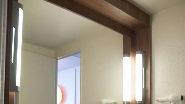 Hotel Campanile Creil Room