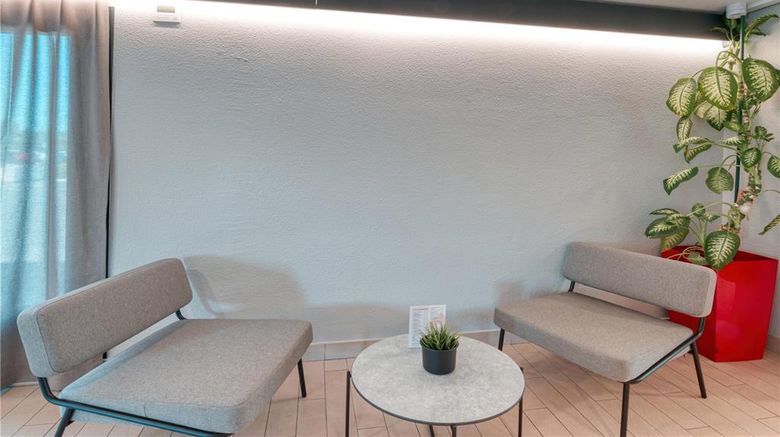 <b>Campanile de Dreux Lobby</b>. Images powered by <a href="https://iceportal.shijigroup.com/" title="IcePortal" target="_blank">IcePortal</a>.
