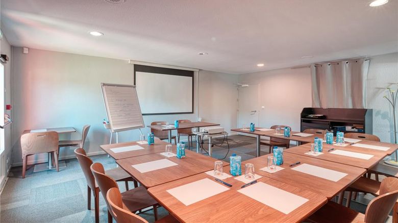 <b>Campanile de Dreux Meeting</b>. Images powered by <a href="https://iceportal.shijigroup.com/" title="IcePortal" target="_blank">IcePortal</a>.
