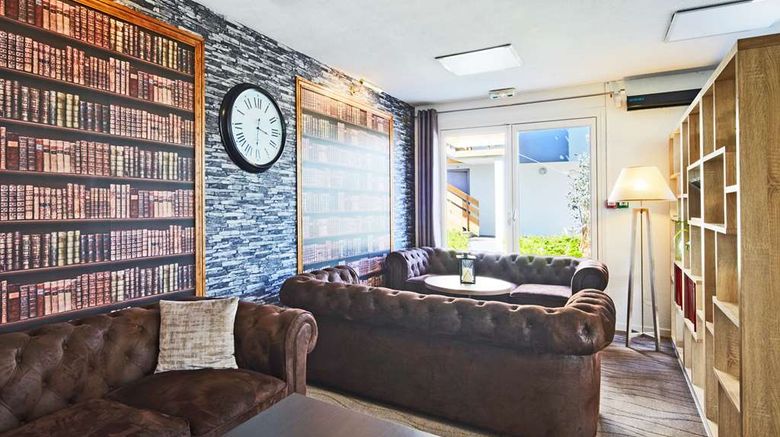 <b>Hotel Kyriad Lisieux Lobby</b>. Images powered by <a href="https://iceportal.shijigroup.com/" title="IcePortal" target="_blank">IcePortal</a>.