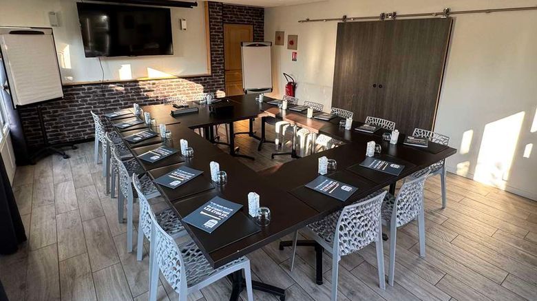 <b>Hotel Kyriad Lisieux Meeting</b>. Images powered by <a href="https://iceportal.shijigroup.com/" title="IcePortal" target="_blank">IcePortal</a>.