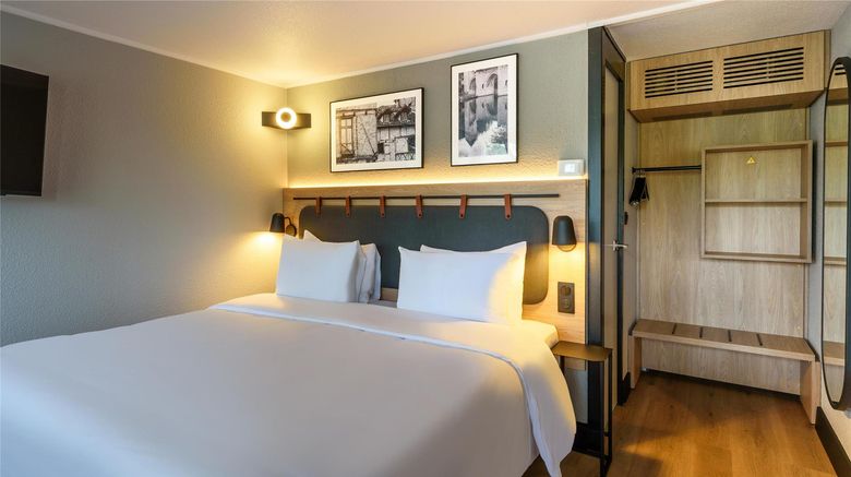 <b>Campanile Niort East Room</b>. Images powered by <a href="https://iceportal.shijigroup.com/" title="IcePortal" target="_blank">IcePortal</a>.