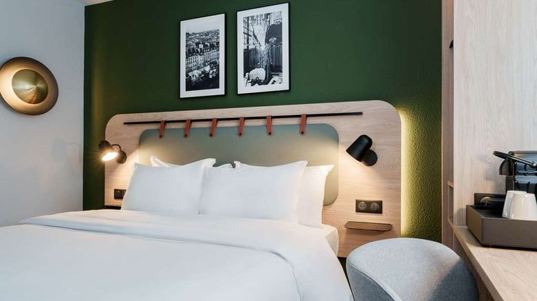 <b>Campanile Paris West Room</b>. Images powered by <a href="https://iceportal.shijigroup.com/" title="IcePortal" target="_blank">IcePortal</a>.