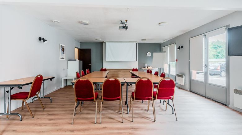<b>Campanile Gennevilliers-Port Meeting</b>. Images powered by <a href="https://iceportal.shijigroup.com/" title="IcePortal" target="_blank">IcePortal</a>.