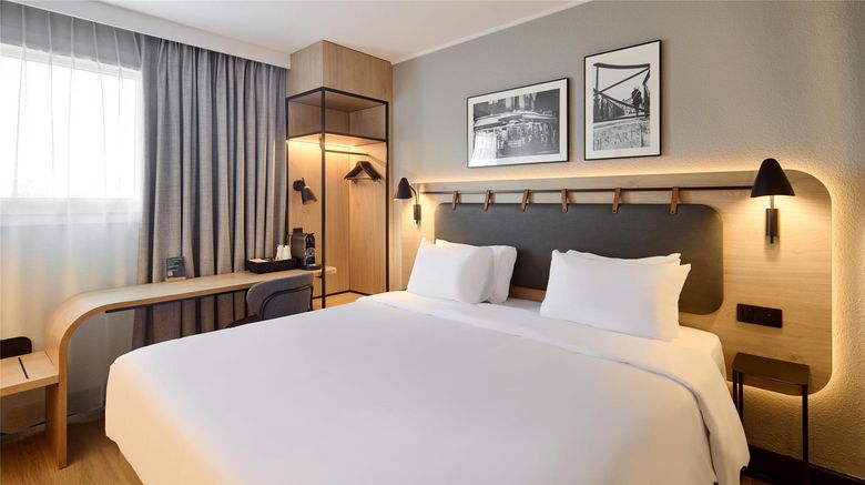 <b>Campanile Paris West Room</b>. Images powered by <a href="https://iceportal.shijigroup.com/" title="IcePortal" target="_blank">IcePortal</a>.
