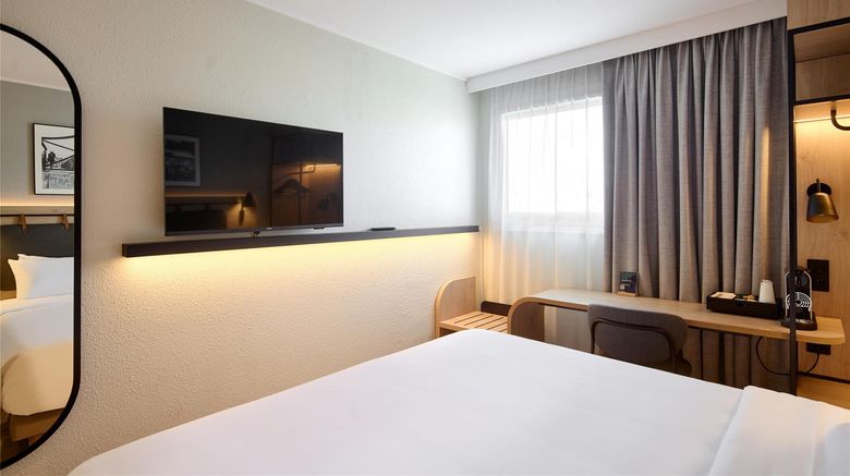 <b>Campanile Paris West Room</b>. Images powered by <a href="https://iceportal.shijigroup.com/" title="IcePortal" target="_blank">IcePortal</a>.