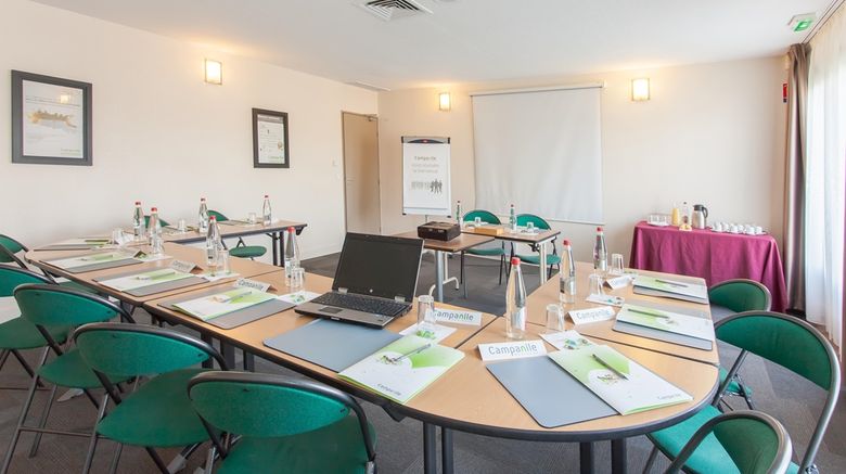<b>Hotel Campanile Poitiers Sud Aeroport Meeting</b>. Images powered by <a href="https://iceportal.shijigroup.com/" title="IcePortal" target="_blank">IcePortal</a>.