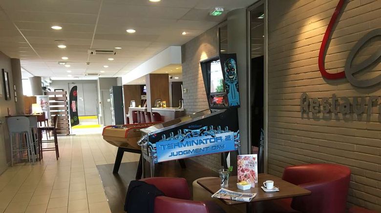 <b>Campanile Saint Quentin en Yvelines Lobby</b>. Images powered by <a href="https://iceportal.shijigroup.com/" title="IcePortal" target="_blank">IcePortal</a>.