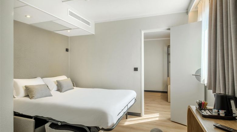 <b>Campanile Saint Quentin en Yvelines Room</b>. Images powered by <a href="https://iceportal.shijigroup.com/" title="IcePortal" target="_blank">IcePortal</a>.