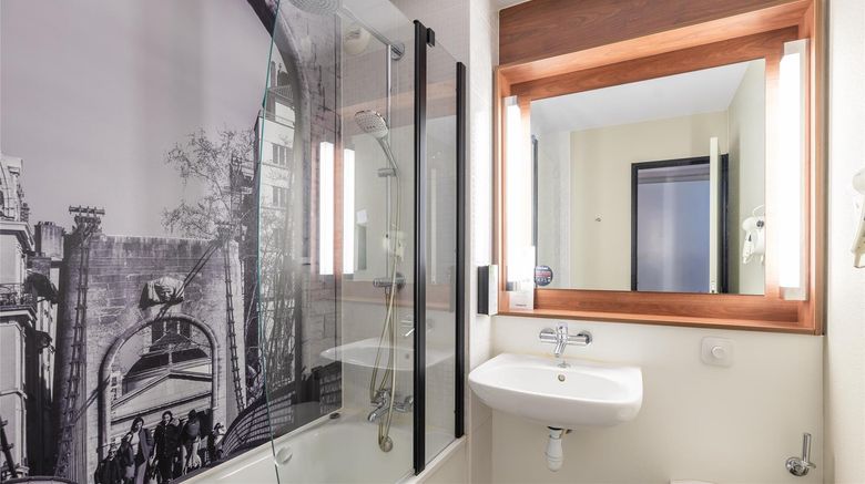 <b>Campanile Saint Quentin en Yvelines Room</b>. Images powered by <a href="https://iceportal.shijigroup.com/" title="IcePortal" target="_blank">IcePortal</a>.