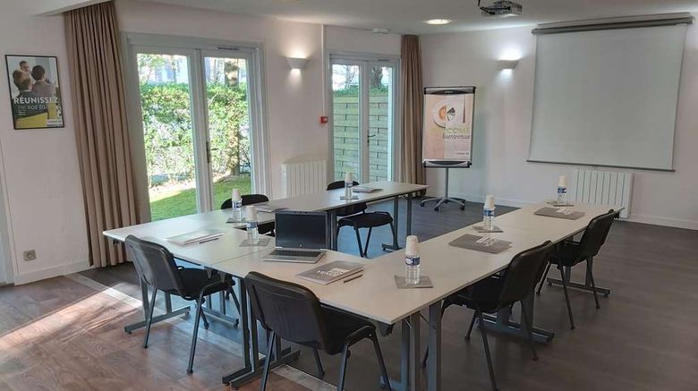 <b>Hotel Campanile Versailles-Buc Meeting</b>. Images powered by <a href="https://iceportal.shijigroup.com/" title="IcePortal" target="_blank">IcePortal</a>.