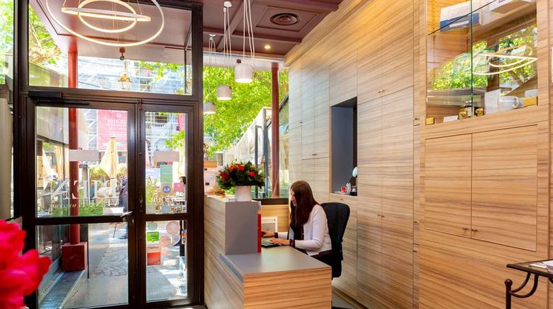<b>Hotel Kyriad Avignon Centre Lobby</b>. Images powered by <a href="https://iceportal.shijigroup.com/" title="IcePortal" target="_blank">IcePortal</a>.