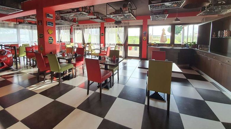 <b>Kyriad Design ENZO Cannes Ecluse Restaurant</b>. Images powered by <a href="https://iceportal.shijigroup.com/" title="IcePortal" target="_blank">IcePortal</a>.
