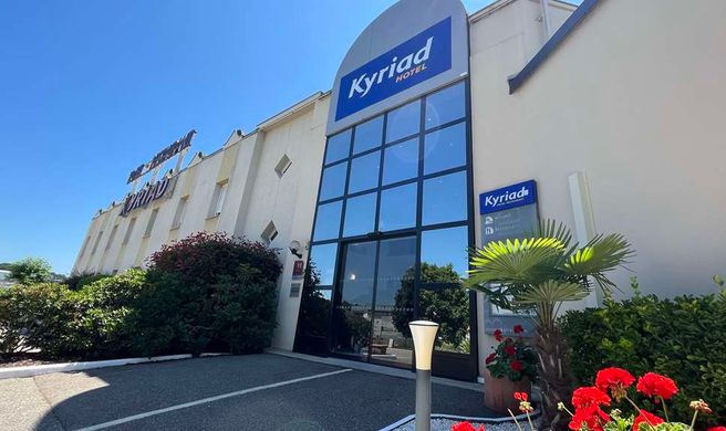Hotel Kyriad Exterior