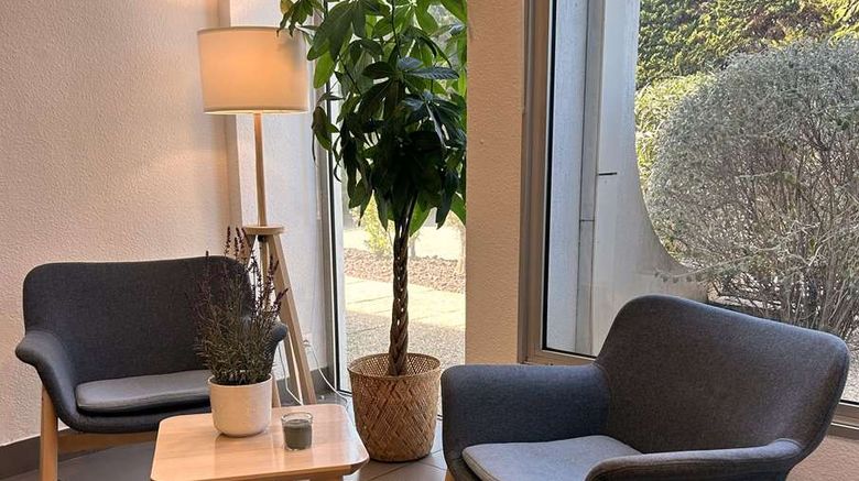<b>Kyriad Marseille-Martigues Hotel Lobby</b>. Images powered by <a href="https://iceportal.shijigroup.com/" title="IcePortal" target="_blank">IcePortal</a>.
