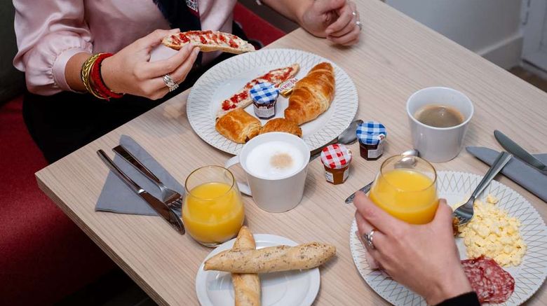 <b>Kyriad Paris 10 canal Saint Martin Restaurant</b>. Images powered by <a href="https://iceportal.shijigroup.com/" title="IcePortal" target="_blank">IcePortal</a>.