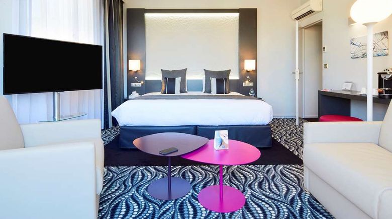 <b>Kyriad Paris Ouest Bezons La Defense Suite</b>. Images powered by <a href="https://iceportal.shijigroup.com/" title="IcePortal" target="_blank">IcePortal</a>.