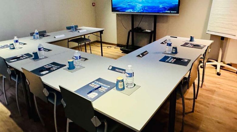 <b>Kyriad Toulouse Roques Meeting</b>. Images powered by <a href="https://iceportal.shijigroup.com/" title="IcePortal" target="_blank">IcePortal</a>.