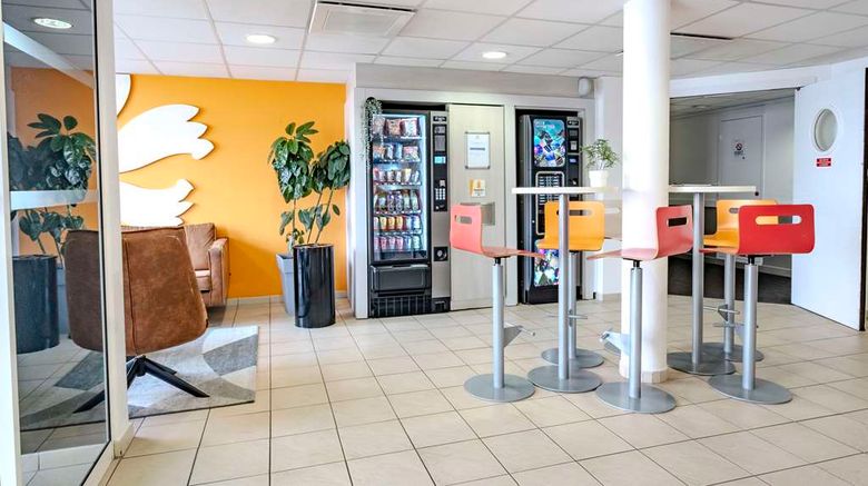 <b>Premiere Classe Roissy-Le Mesnil Amelot Lobby</b>. Images powered by <a href="https://iceportal.shijigroup.com/" title="IcePortal" target="_blank">IcePortal</a>.