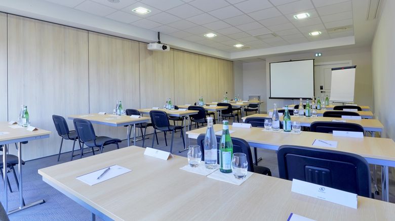 <b>Kyriad Angers Ouest - Beaucouze Meeting</b>. Images powered by <a href="https://iceportal.shijigroup.com/" title="IcePortal" target="_blank">IcePortal</a>.