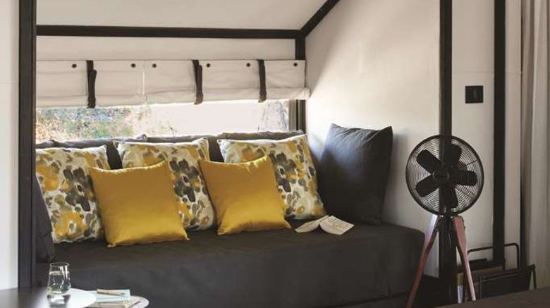<b>Belmond Safaris Room</b>. Images powered by <a href="https://iceportal.shijigroup.com/" title="IcePortal" target="_blank">IcePortal</a>.