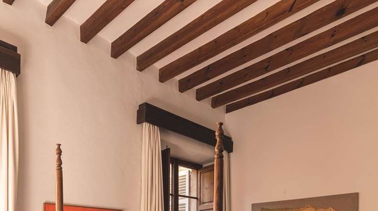 <b>La Residencia, A Belmond Hotel Room</b>. Images powered by <a href="https://iceportal.shijigroup.com/" title="IcePortal" target="_blank">IcePortal</a>.