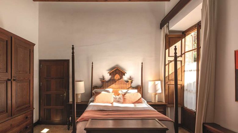 <b>La Residencia, A Belmond Hotel Room</b>. Images powered by <a href="https://iceportal.shijigroup.com/" title="IcePortal" target="_blank">IcePortal</a>.