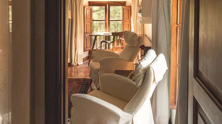 <b>La Residencia, A Belmond Hotel Room</b>. Images powered by <a href="https://iceportal.shijigroup.com/" title="IcePortal" target="_blank">IcePortal</a>.