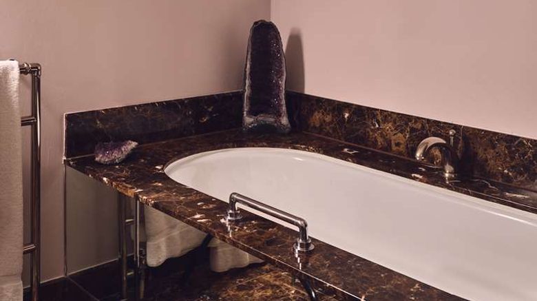 <b>Le Manoir aux Quat'Saisons-Belmond Hotel Suite</b>. Images powered by <a href="https://iceportal.shijigroup.com/" title="IcePortal" target="_blank">IcePortal</a>.