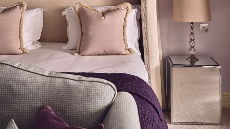 <b>Le Manoir aux Quat'Saisons-Belmond Hotel Suite</b>. Images powered by <a href="https://iceportal.shijigroup.com/" title="IcePortal" target="_blank">IcePortal</a>.