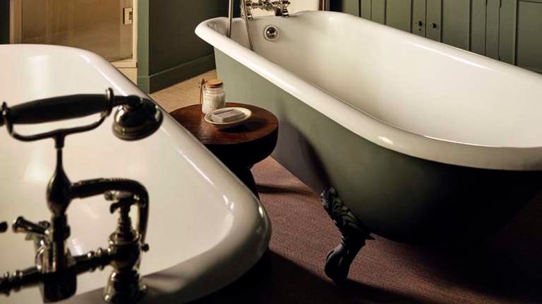 <b>Le Manoir aux Quat'Saisons-Belmond Hotel Room</b>. Images powered by <a href="https://iceportal.shijigroup.com/" title="IcePortal" target="_blank">IcePortal</a>.