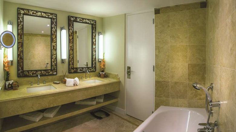 <b>Sanctuary Lodge, A Belmond Hotel Suite</b>. Images powered by <a href="https://iceportal.shijigroup.com/" title="IcePortal" target="_blank">IcePortal</a>.