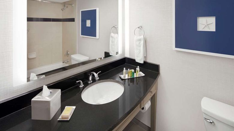 <b>DoubleTree by Hilton Deerfield Beach Room</b>. Images powered by <a href="https://iceportal.shijigroup.com/" title="IcePortal" target="_blank">IcePortal</a>.