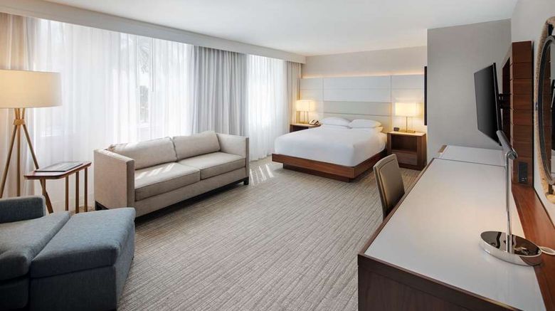 <b>DoubleTree by Hilton Deerfield Beach Room</b>. Images powered by <a href="https://iceportal.shijigroup.com/" title="IcePortal" target="_blank">IcePortal</a>.