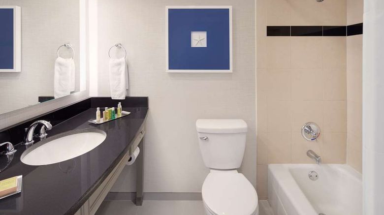<b>DoubleTree by Hilton Deerfield Beach Room</b>. Images powered by <a href="https://iceportal.shijigroup.com/" title="IcePortal" target="_blank">IcePortal</a>.