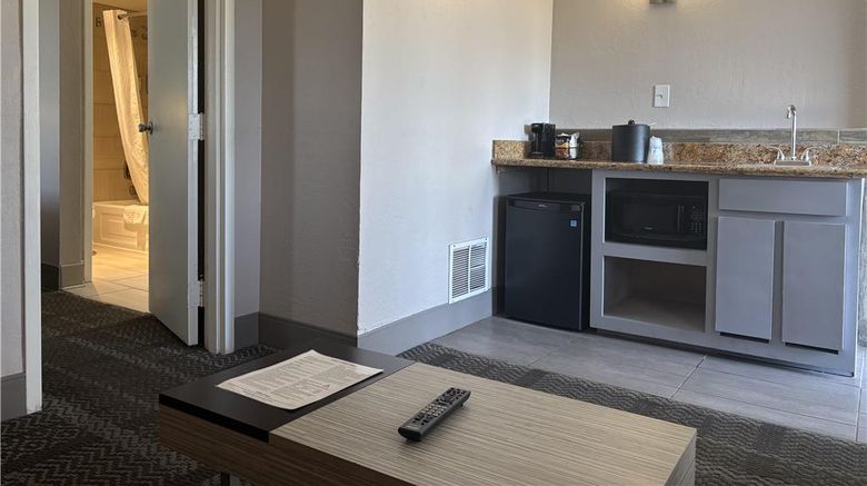 <b>SureStay InnSuites Phoenix Hotel & Suite Room</b>. Images powered by <a href="https://iceportal.shijigroup.com/" title="IcePortal" target="_blank">IcePortal</a>.