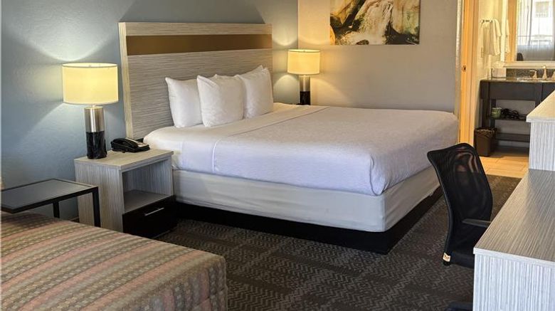 <b>SureStay InnSuites Phoenix Hotel & Suite Room</b>. Images powered by <a href="https://iceportal.shijigroup.com/" title="IcePortal" target="_blank">IcePortal</a>.