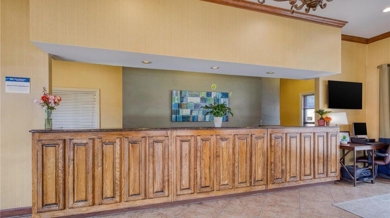 <b>Best Western Winners Circle Lobby</b>. Images powered by <a href="https://iceportal.shijigroup.com/" title="IcePortal" target="_blank">IcePortal</a>.