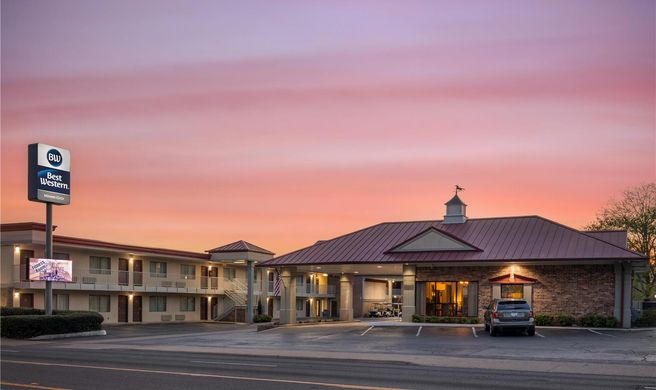 Best Western Winners Circle Exterior