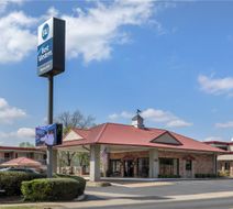 Best Western Winners Circle Exterior