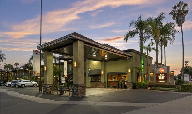 Best Western Plus Pavilions Exterior