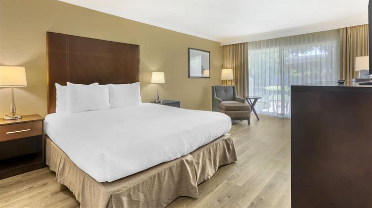 Best Western Plus Garden Court Inn Room