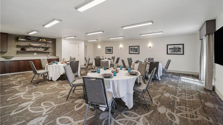 <b>Best Western Plus Hilltop Inn Meeting</b>. Images powered by <a href="https://iceportal.shijigroup.com/" title="IcePortal" target="_blank">IcePortal</a>.