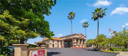 Best Western Plus Hilltop Inn Exterior