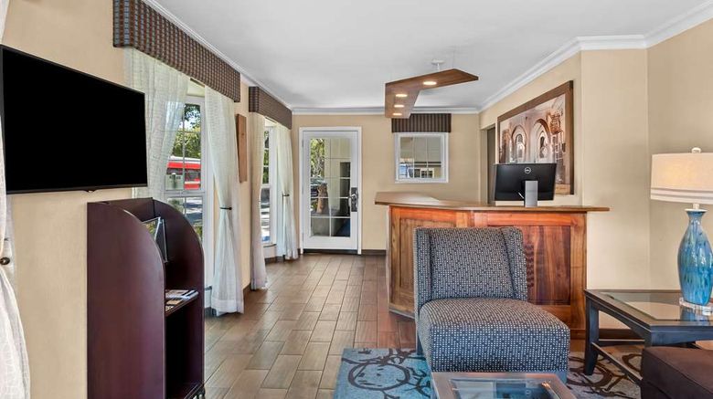 <b>Best Western University Lodge Lobby</b>. Images powered by <a href="https://iceportal.shijigroup.com/" title="IcePortal" target="_blank">IcePortal</a>.