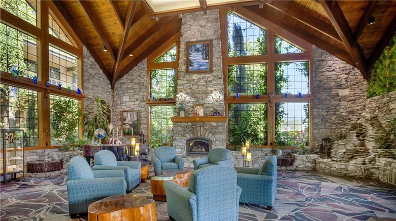 <b>Best Western Plus Yosemite Gateway Inn Lobby</b>. Images powered by <a href="https://iceportal.shijigroup.com/" title="IcePortal" target="_blank">IcePortal</a>.