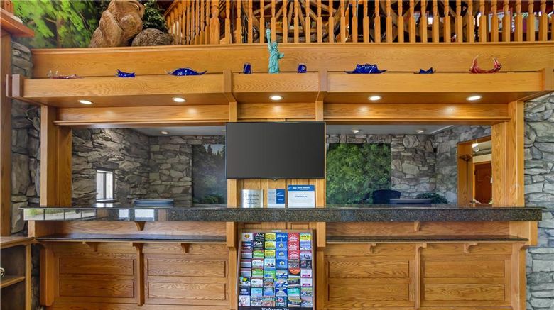 <b>Best Western Plus Yosemite Gateway Inn Lobby</b>. Images powered by <a href="https://iceportal.shijigroup.com/" title="IcePortal" target="_blank">IcePortal</a>.
