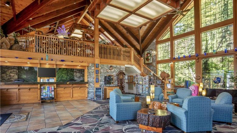<b>Best Western Plus Yosemite Gateway Inn Lobby</b>. Images powered by <a href="https://iceportal.shijigroup.com/" title="IcePortal" target="_blank">IcePortal</a>.